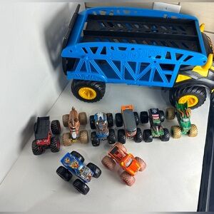 Hot Wheels Monster Trucks Carrier with 8 Monster Trucks Gravedigger El Toro
